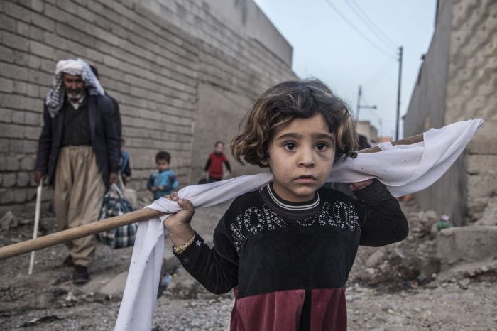 5024023_6_dd86_une-petite-fille-portant-un-drapeau-blanc-le_dbcf8e3091a9a11285b2a8ee7f3536b4